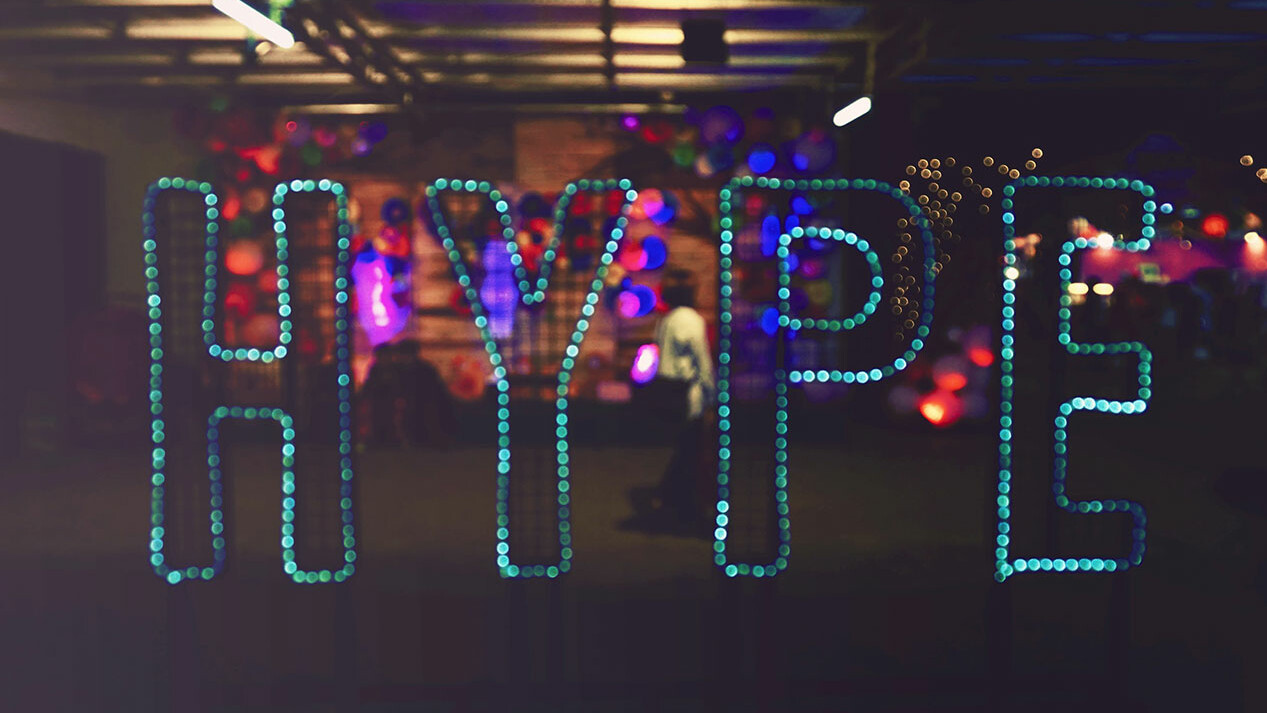 Das Wort "Hype" wird durch kleine blaue Lichter abgebildet.