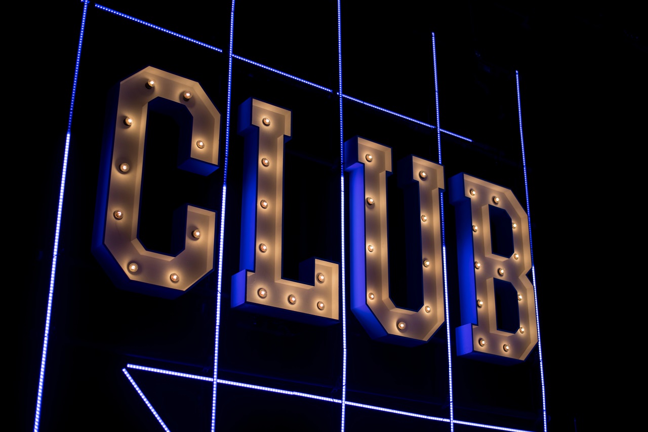 Glühbirnen Schriftzug "Club"